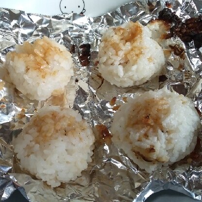 残りご飯で焼おにぎり作りました。美味しかったです。
醤油糀の味で子どもも喜んでました。
残りご飯は、焼おにぎりにするといいですね。